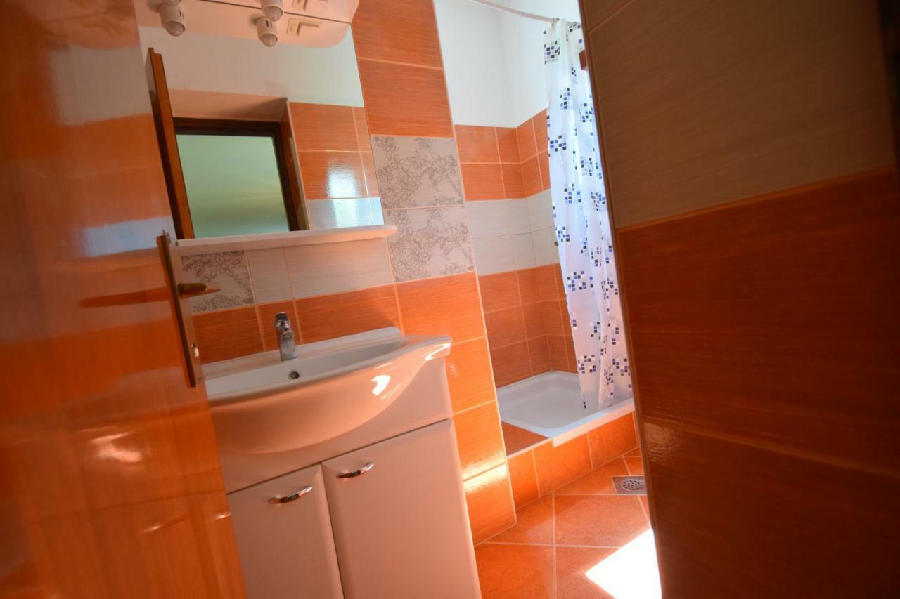 Apartments Nina Starigrad Paklenica Exterior photo