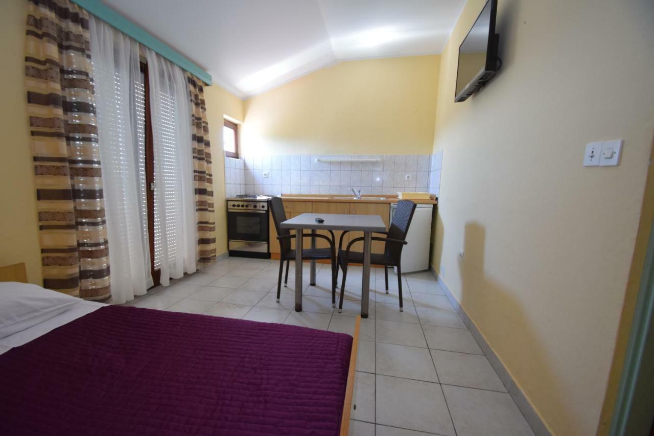Apartments Nina Starigrad Paklenica Exterior photo