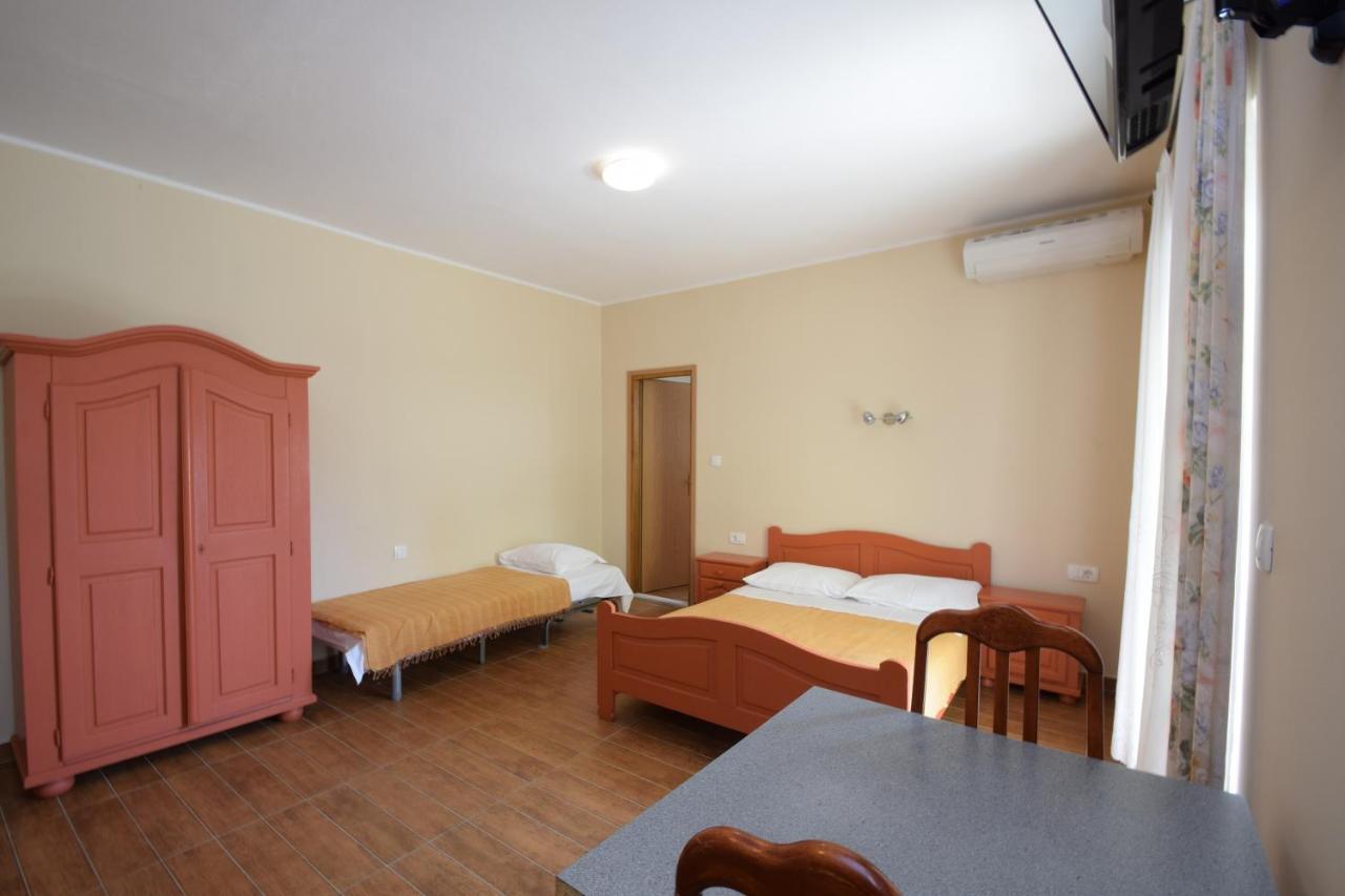 Apartments Nina Starigrad Paklenica Exterior photo