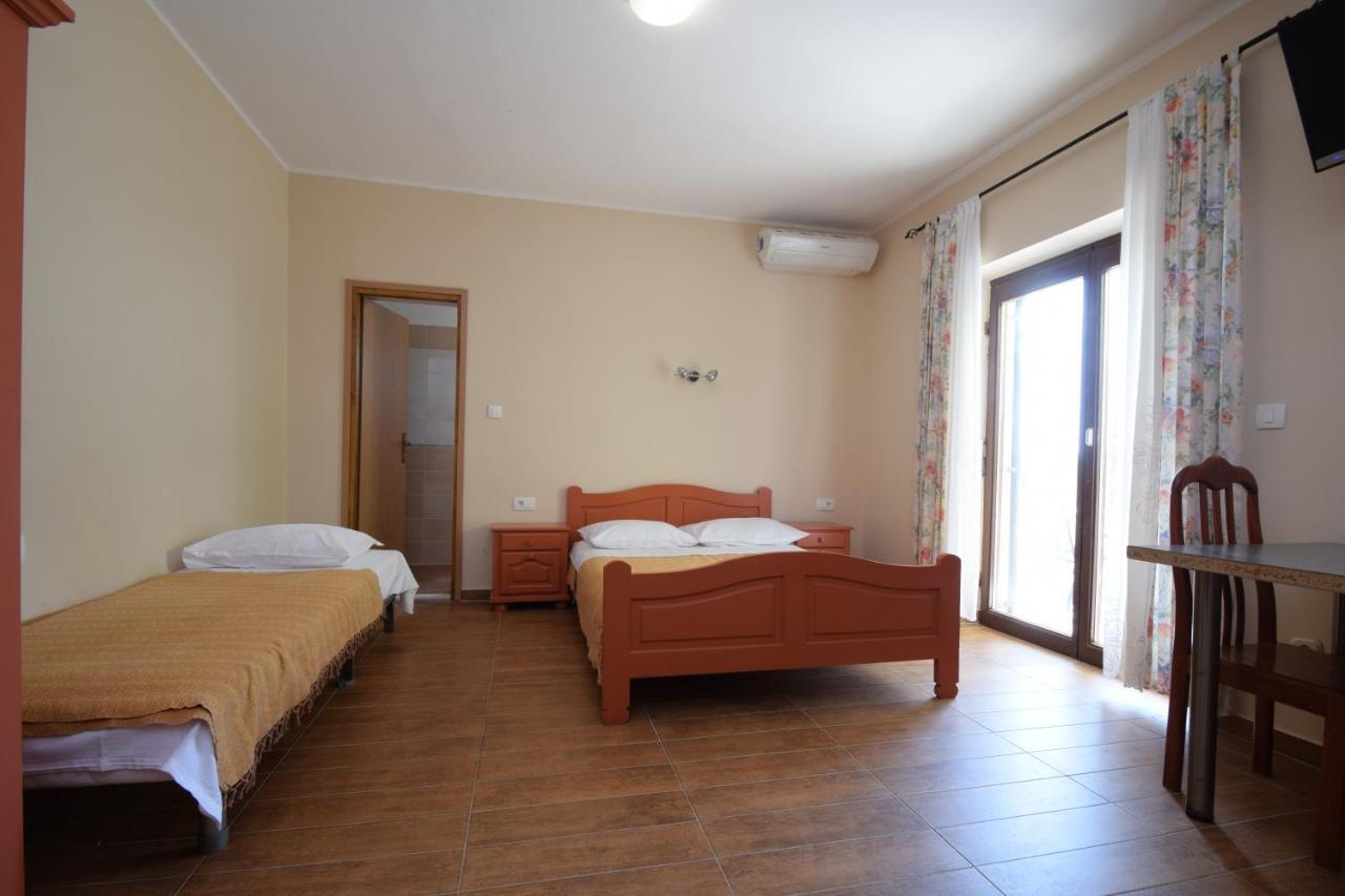 Apartments Nina Starigrad Paklenica Exterior photo
